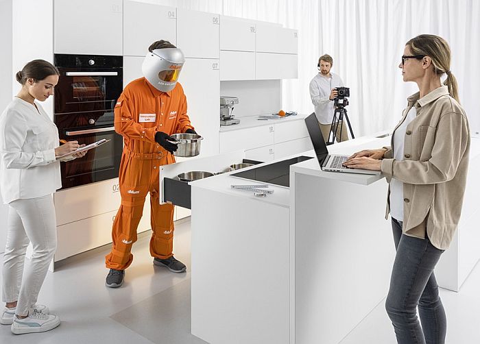 Bedürfnisforschung bei Julius Blum mit dem Alterssimulationsanzug AgeExplorer